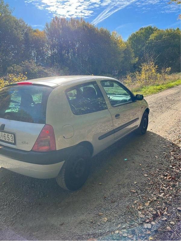 Grå Begagnad 2000 Renault Clio II Halvkombi | 11 000 kr (Marknadspris) - Bild 1/4