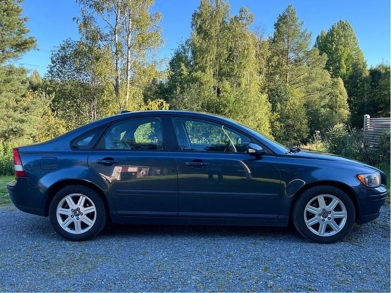 Blå Begagnad 2005 Volvo S40 Sedan | 27 000 kr (Bra pris) - Bild 1/4