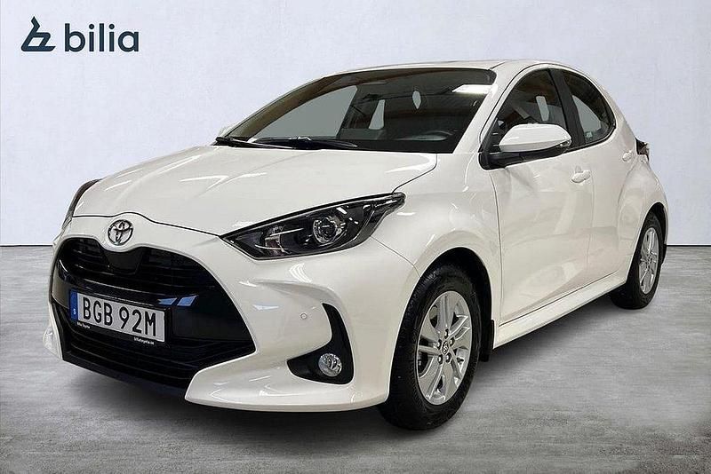 Vit Begagnad 2025 Toyota Yaris Hybrid Active Halvkombi | 249 900 kr (Marknadspris) - Bild 1/3
