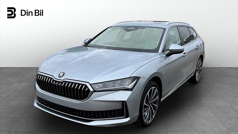 Silver Begagnad 2024 Skoda Superb Kombi | 499 900 kr - Bild 1/4