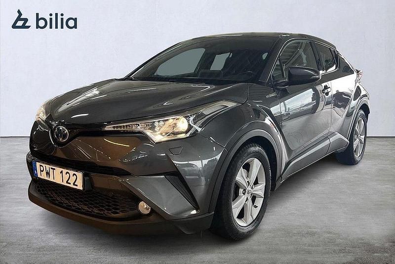 Mörkgrå Begagnad 2018 Toyota C-HR SUV | 179 900 kr (Marknadspris) - Bild 1/4