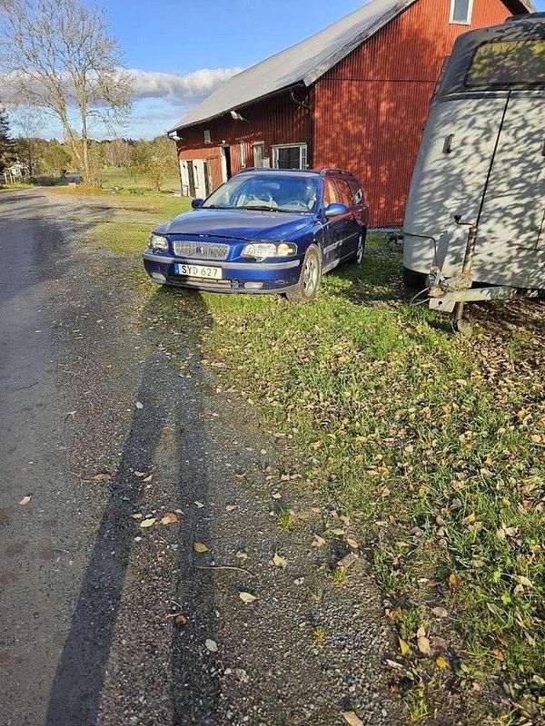 Blå Begagnad 2002 Volvo V70 Kombi | 20 000 kr (Marknadspris) - Bild 1/3