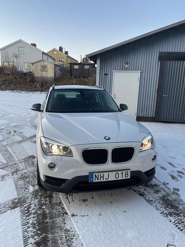 Vit Begagnad 2013 BMW X1 Sport Line SUV | 125 000 kr (Lite dyr) - Bild 1/4