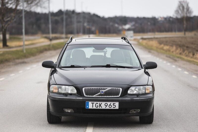 Svart Begagnad 2002 Volvo V70 Kombi | 29 000 kr (Marknadspris) - Bild 1/3