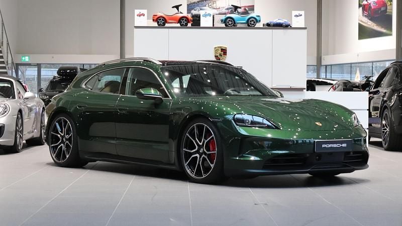 Grön Begagnad 2025 Porsche Taycan 4S Sport Turismo Sedan | 1 169 000 kr (Bra pris) - Bild 1/4