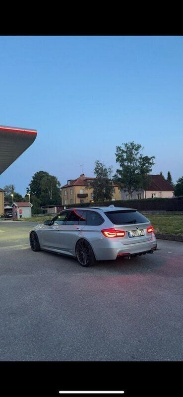 Silver Begagnad 2019 BMW 320 M Sport Kombi | 228 000 kr (Marknadspris) - Bild 1/4