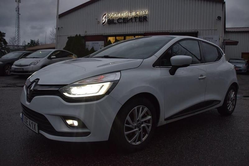Vit Begagnad 2019 Renault Clio IV Intens Halvkombi | 109 900 kr (Marknadspris) - Bild 1/4
