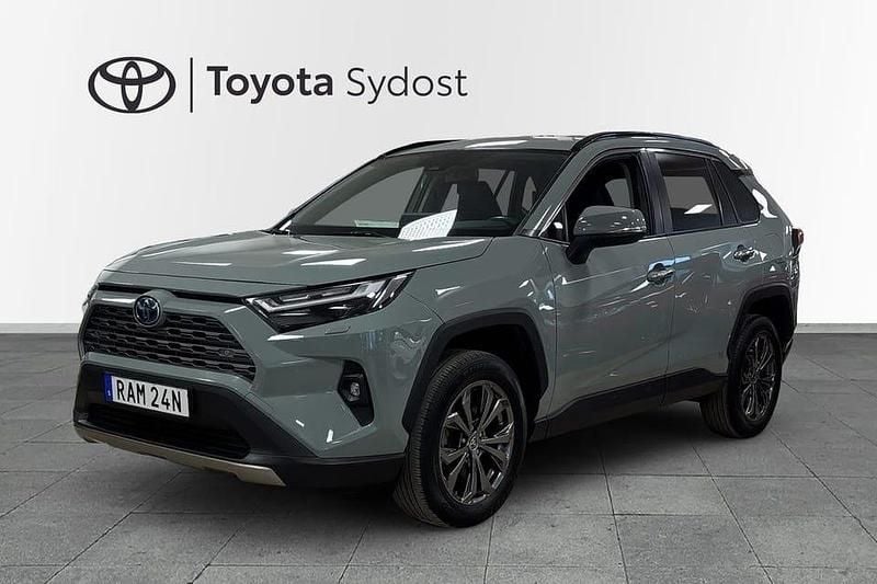 Grön Begagnad 2023 Toyota RAV4 Hybrid Executive SUV | 402 000 kr (Marknadspris) - Bild 1/3