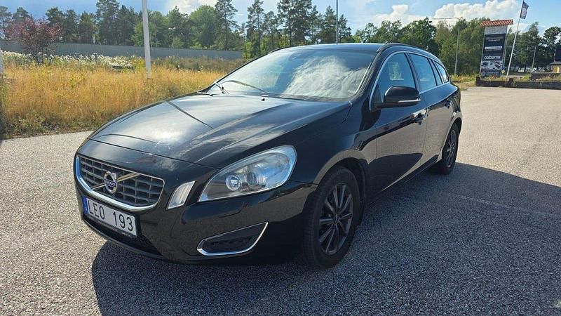 Svart Begagnad 2011 Volvo V60 Momentum Kombi | 75 000 kr (Superpris) - Bild 1/4