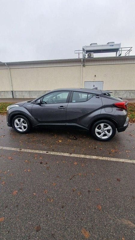 Grå Begagnad 2017 Toyota C-HR+ Active SUV | 189 000 kr (Marknadspris) - Bild 1/4
