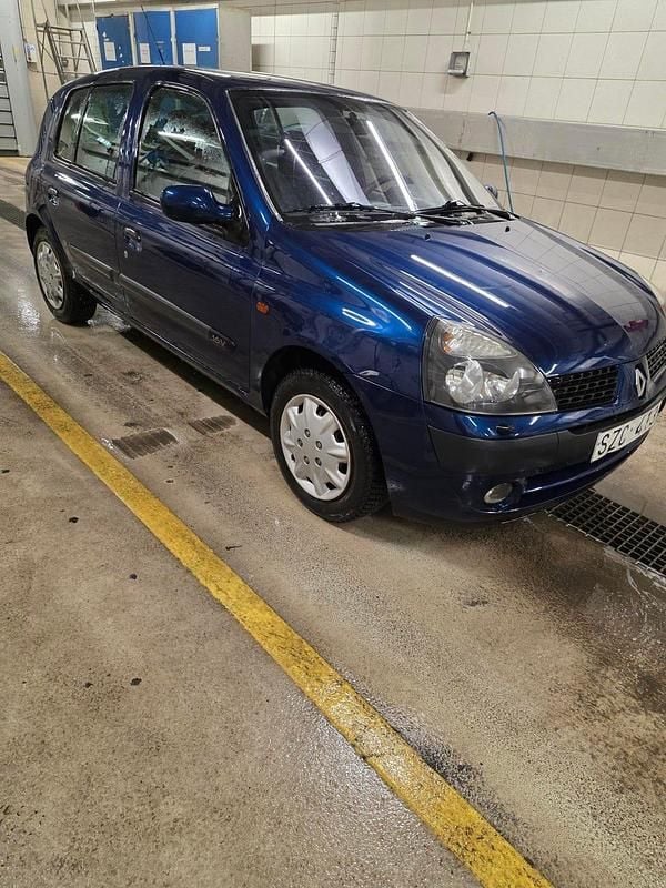 Begagnad Renault Clio II 75 HK (55 kW) 2002 Halvkombi