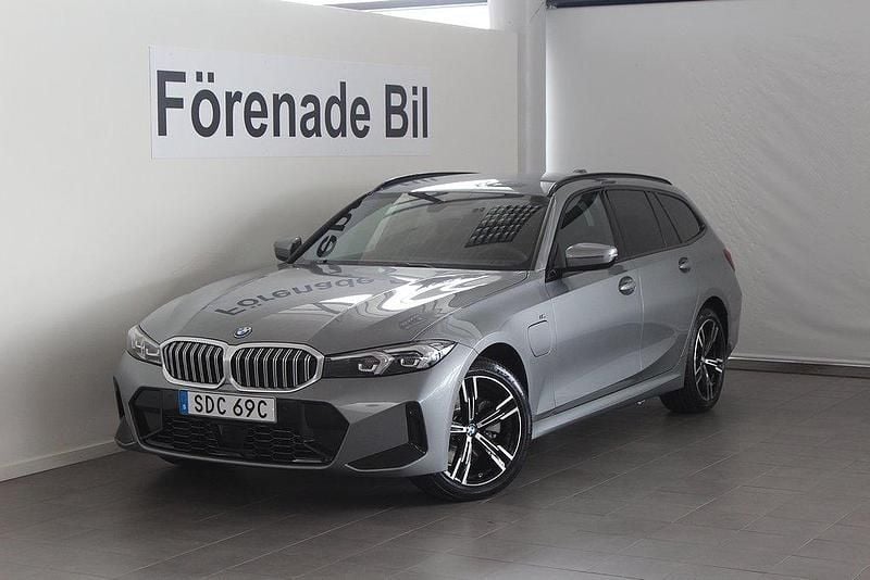 Grå (skyscraper grå metallic) Ny 2025 BMW 330e M Sport Kombi | 638 700 kr (Bra pris) - Bild 1/4
