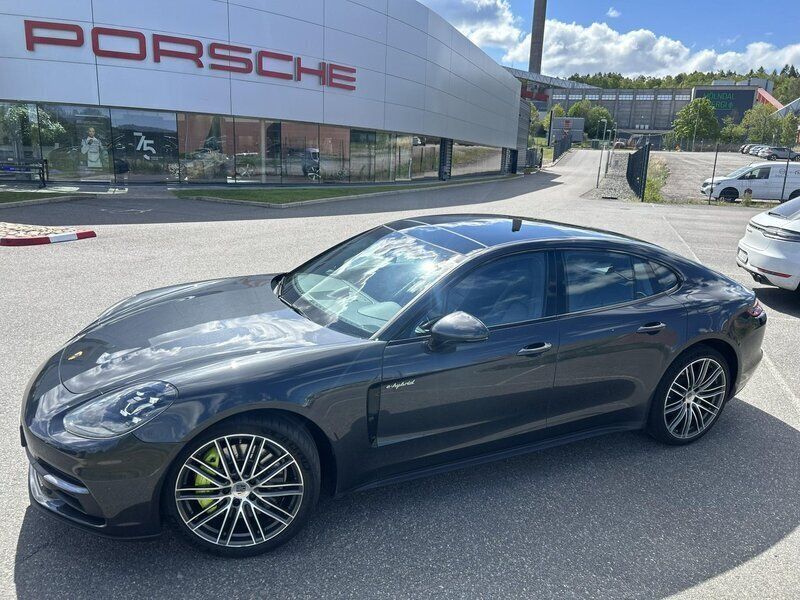 Grå Begagnad 2018 Porsche Panamera Sedan | 609 000 kr - Bild 1/4