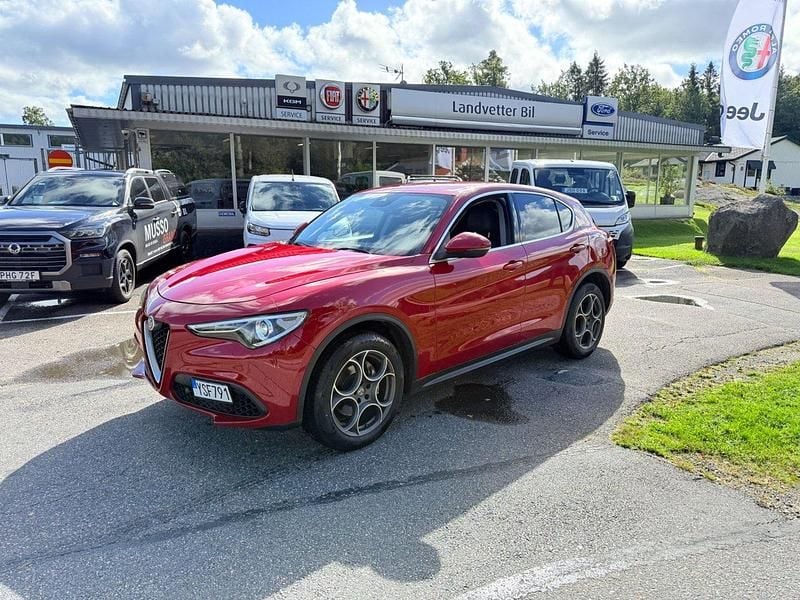 Röd Begagnad 2017 Alfa Romeo Stelvio Super SUV | 249 900 kr (Lite dyr) - Bild 1/4