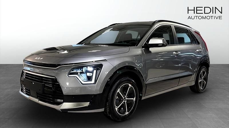 Grå Ny 2026 Kia Niro SUV | 372 900 kr (Marknadspris) - Bild 1/4