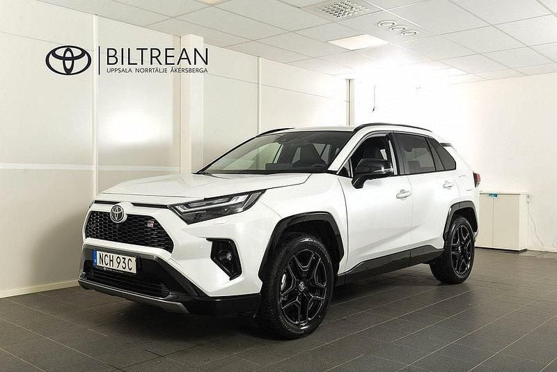 Vit Begagnad 2024 Toyota RAV4 Hybrid Sport SUV | 498 900 kr (Bra pris) - Bild 1/4