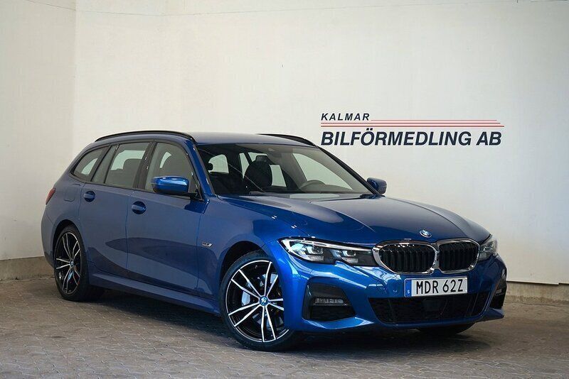 Blå Begagnad 2021 BMW 330e iPerformance Kombi | 299 500 kr (Lite dyr) - Bild 1/4