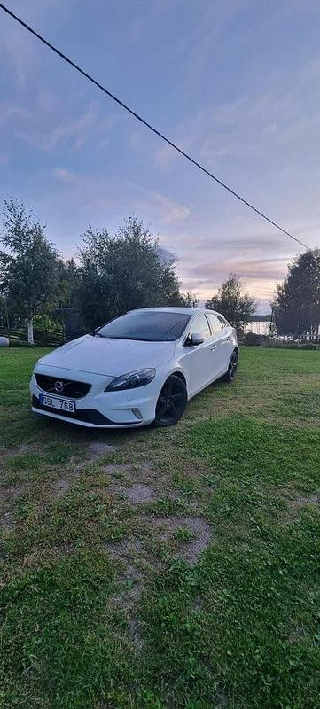 Vit Begagnad 2014 Volvo V40 R-Design Kombi | 115 000 kr (Marknadspris) - Bild 1/4