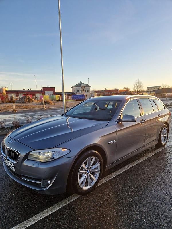 Begagnad 2011 BMW 520 Kombi | 103 990 kr (Marknadspris) - Bild 1/4