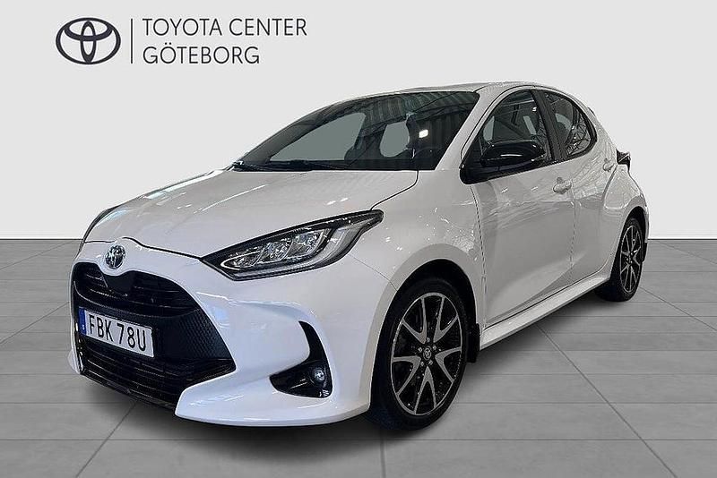 Vit Begagnad 2022 Toyota Yaris Hybrid Style Halvkombi | 219 900 kr (Marknadspris) - Bild 1/3