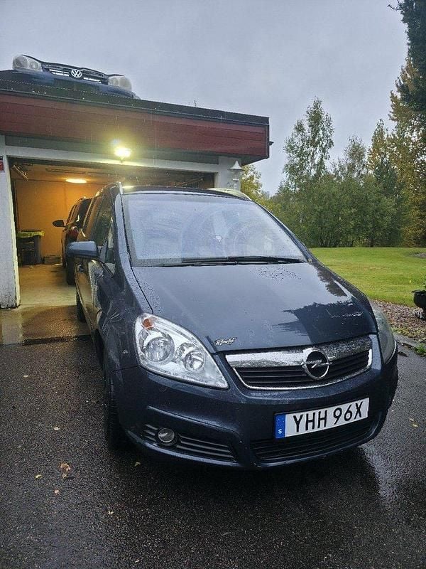 Blå Begagnad 2007 Opel Zafira Minibuss | 26 000 kr (Marknadspris) - Bild 1/4