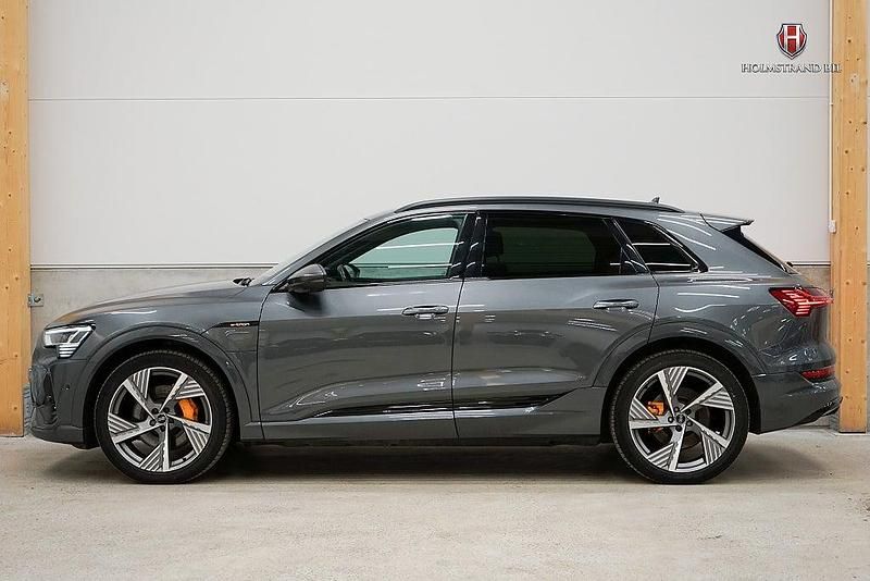 Grå Begagnad 2021 Audi e-tron S-Line SUV | 389 900 kr (Dyr) - Bild 1/4