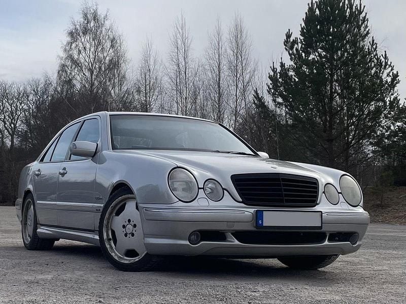 Grå Begagnad 2001 Mercedes E55 AMG Avantgarde Sedan | 115 000 kr - Bild 1/4