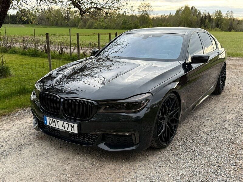 Svart Begagnad 2017 BMW 750 M Sport Sedan | 399 900 kr (Marknadspris) - Bild 1/4