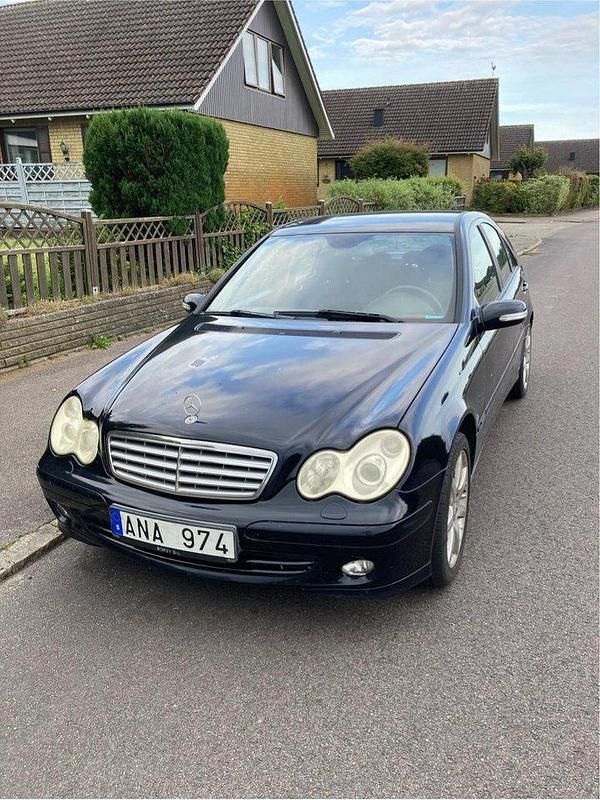 Svart Begagnad 2006 Mercedes C180 Classic Sedan | 37 900 kr (Marknadspris) - Bild 1/4