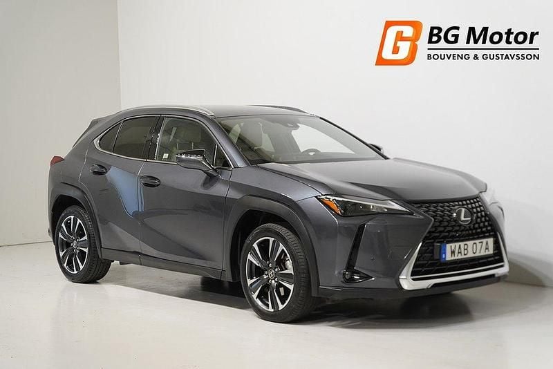 Grå Begagnad 2022 Lexus UX 250h SUV | 289 900 kr (Marknadspris) - Bild 1/4