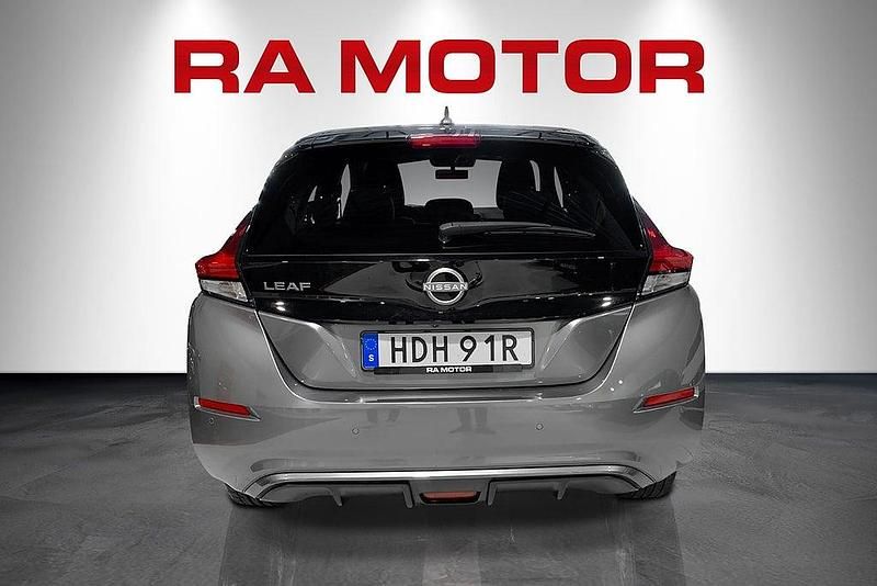 Begagnad Nissan Leaf Tekna 160 kW (218 HK) 2022 Grå Halvkombi