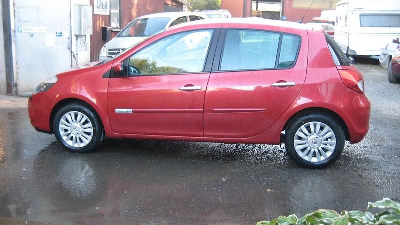 Röd Begagnad 2011 Renault Clio R.S. Halvkombi | 40 900 kr (Marknadspris) - Bild 1/3