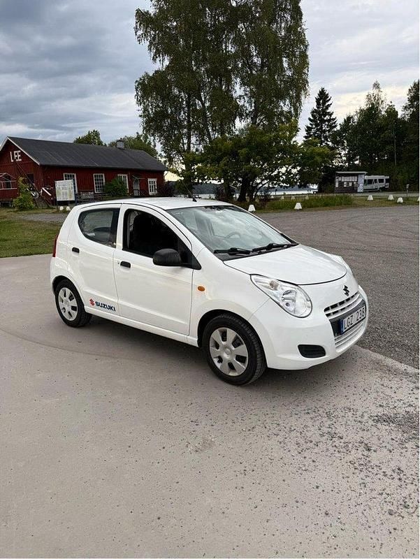 Vit Begagnad 2011 Suzuki Alto Halvkombi | 27 000 kr (Marknadspris) - Bild 1/4