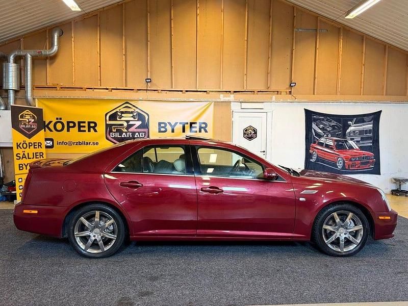 Begagnad Cadillac STS 258 HK (189 kW) 2005 Röd Sedan