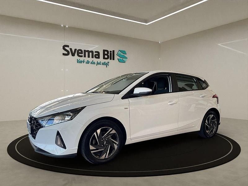 Vit Begagnad 2022 Hyundai i20 Essential Halvkombi | 164 900 kr (Bra pris) - Bild 1/4