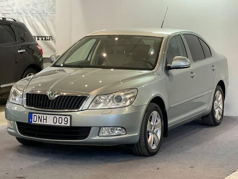Ljusgrön Begagnad 2010 Skoda Octavia Elegance Halvkombi | 79 900 kr (Marknadspris) - Bild 1/4