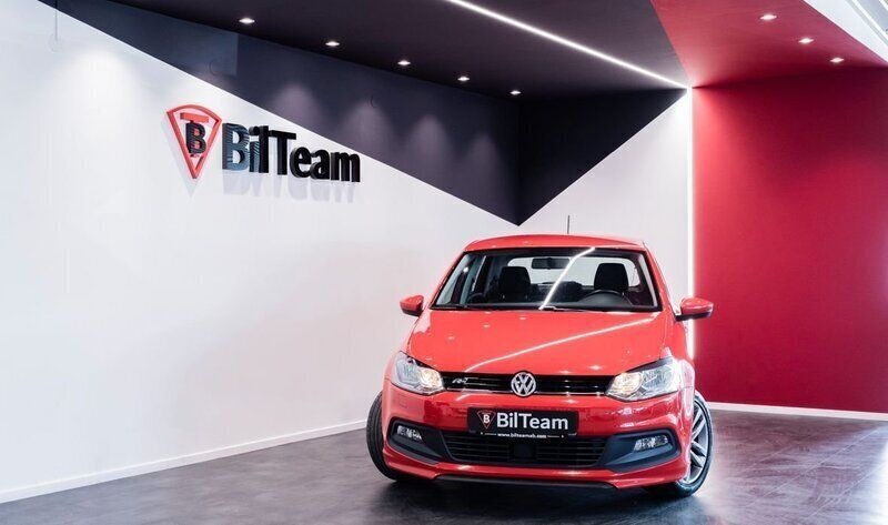 Röd Begagnad 2017 VW Polo Halvkombi | 119 900 kr (Marknadspris) - Bild 1/4