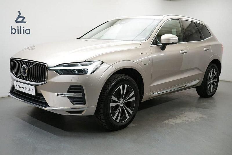 Ljusgrå Begagnad 2022 Volvo XC60 Core SUV | 469 900 kr (Marknadspris) - Bild 1/3