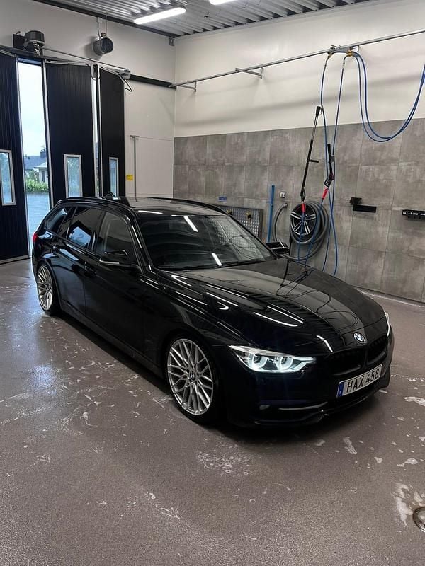 Begagnad 2016 BMW 318 Kombi | 122 000 kr (Marknadspris) - Bild 1/4