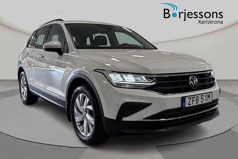 Vit Begagnad 2021 VW Tiguan Life SUV | 284 000 kr (Marknadspris) - Bild 1/4