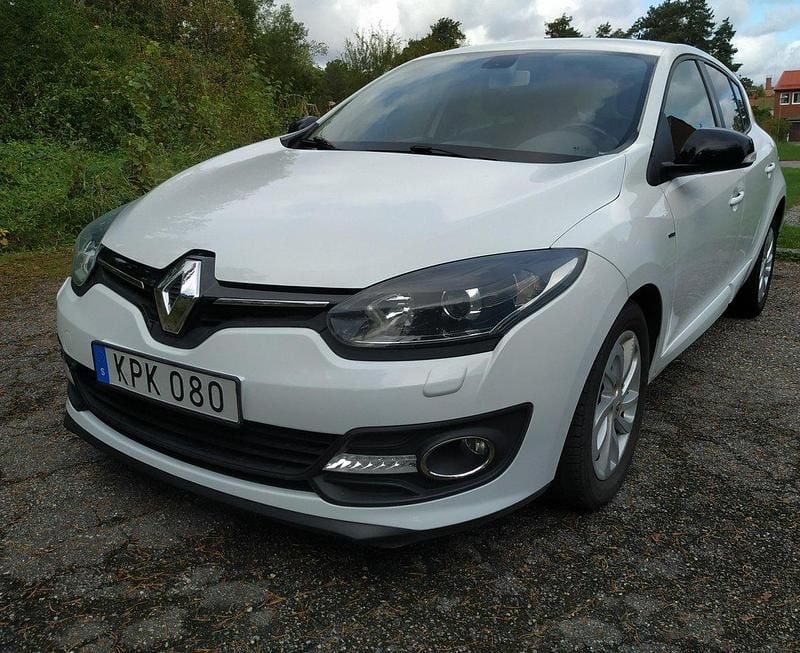 Vit Begagnad 2015 Renault Mégane III LIMITED Halvkombi | 70 000 kr (Marknadspris) - Bild 1/4