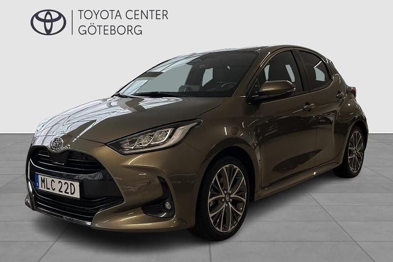 Grön Begagnad 2024 Toyota Yaris Hybrid Style Halvkombi | 274 900 kr (Lite dyr) - Bild 1/3