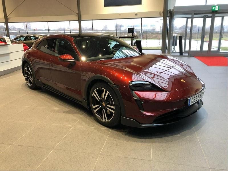 Röd Begagnad 2022 Porsche Taycan Cross Turismo Sedan | 699 000 kr (Marknadspris) - Bild 1/4