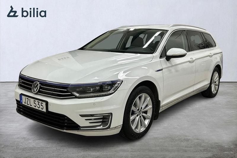 Vit Begagnad 2017 VW Passat GTE Kombi | 184 800 kr (Marknadspris) - Bild 1/4