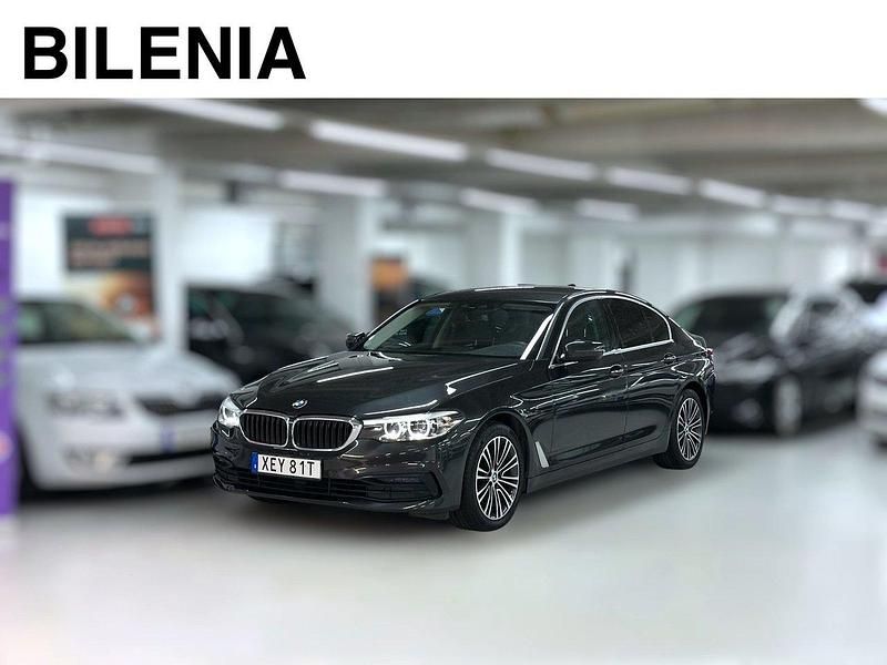 Grå Begagnad 2019 BMW 520 Sport Line Sedan | 269 900 kr (Superpris) - Bild 1/4