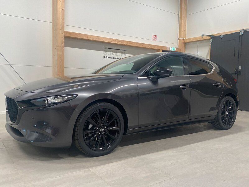 Grå Ny 2024 Mazda 3 Nagisa Halvkombi | 329 800 kr - Bild 1/4