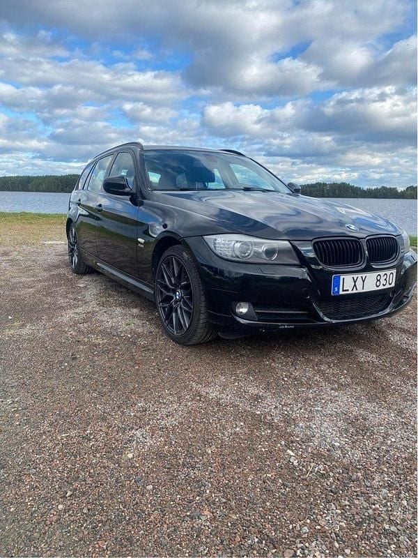 Svart Begagnad 2012 BMW 320 Kombi | 70 000 kr (Bra pris) - Bild 1/4