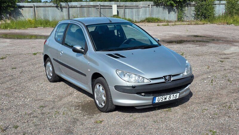 Ljusgrå (grå) Begagnad 2004 Peugeot 206 Halvkombi | 19 900 kr (Bra pris) - Bild 1/4