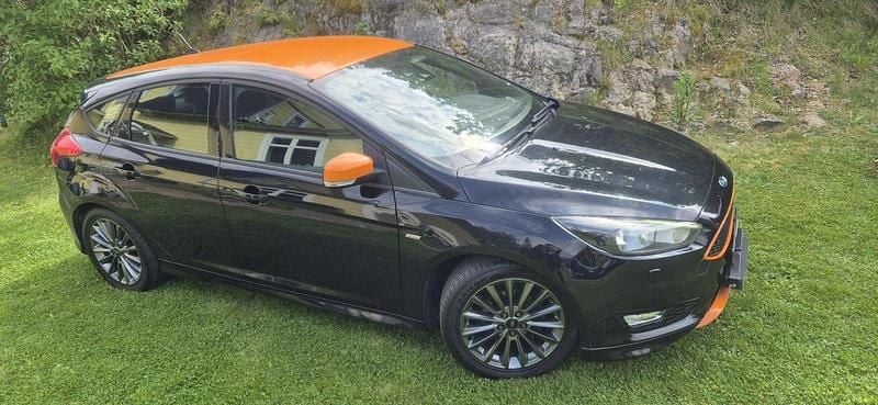 Svart Begagnad 2017 Ford Focus ST-Line Halvkombi | 99 000 kr (Marknadspris) - Bild 1/4