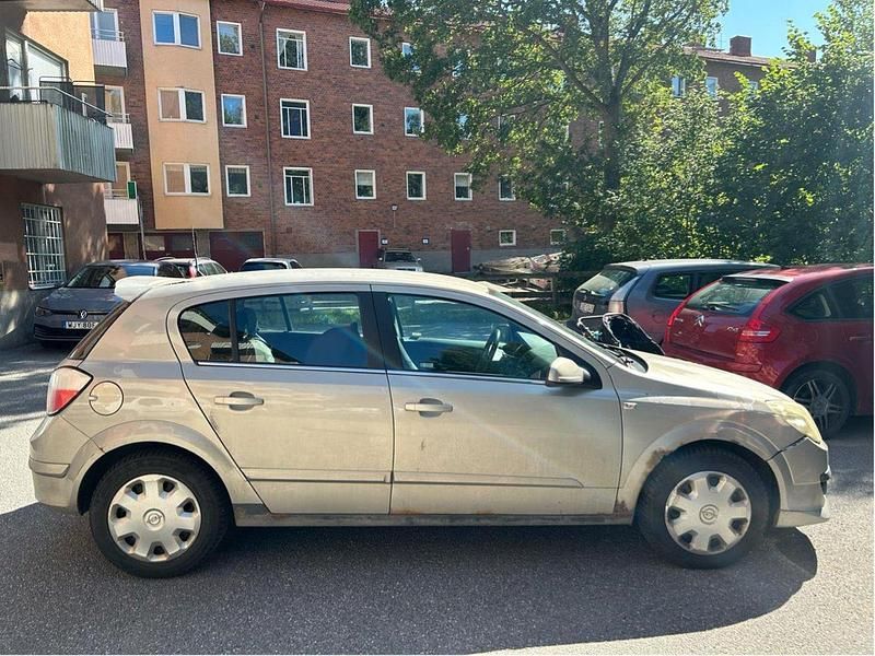 Grå Begagnad 2006 Opel Astra Halvkombi | 29 000 kr (Marknadspris) - Bild 1/4